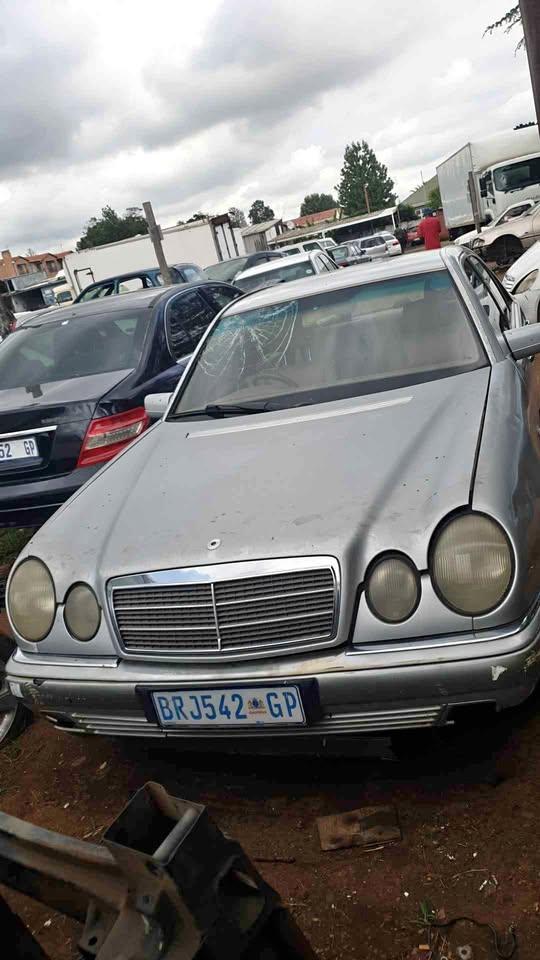 MERCEDES BENZ E330 STRIPPING FOR SPARES
