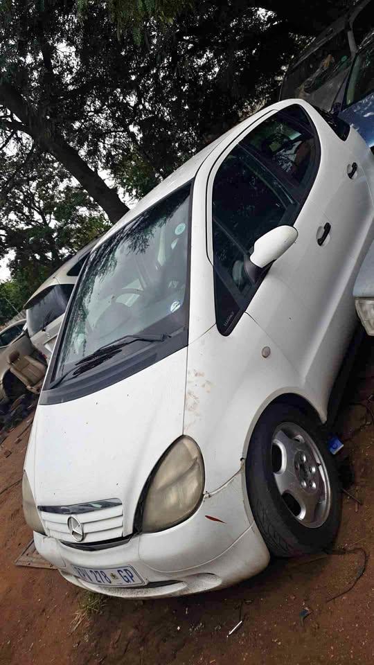 MERCEDES BENZ A190 MANUAL STRIPPING FOR SPARES